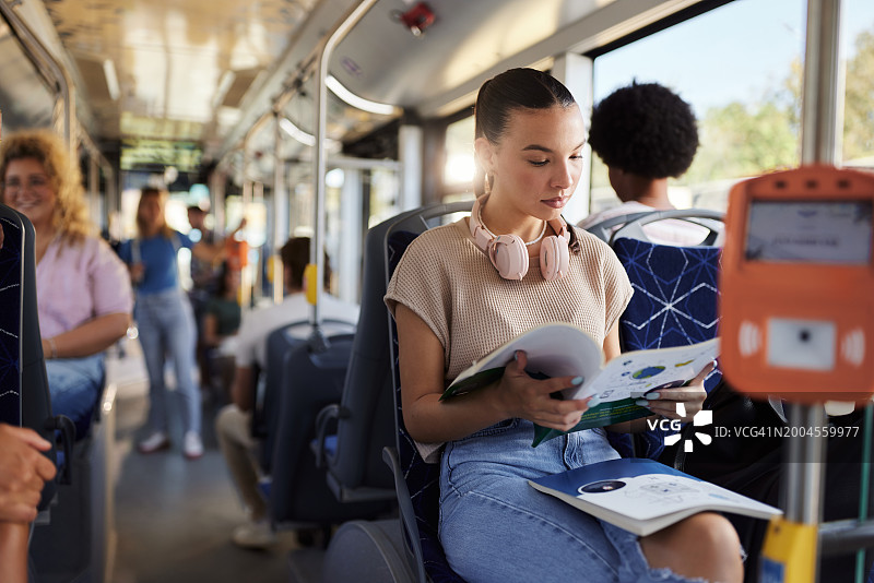 少女在公共交通工具上读书图片素材