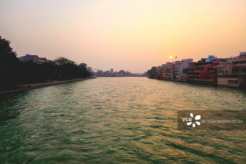 印度哈里瓦，恒河大桥上的日落图片素材