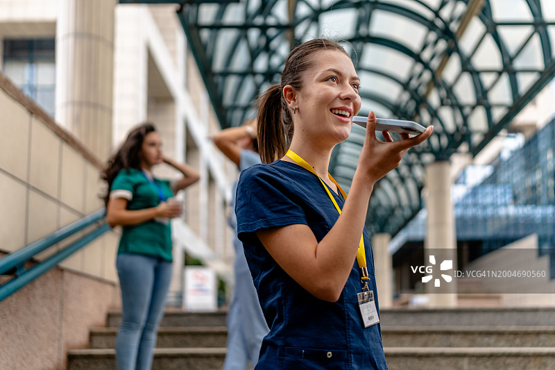 电话打断了护士的楼梯谈话图片素材
