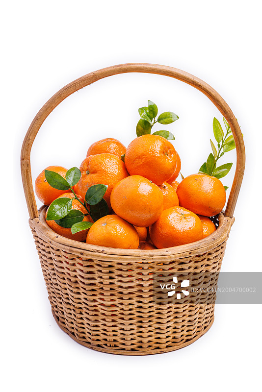 篮子里的橙子，白色背景。图片素材