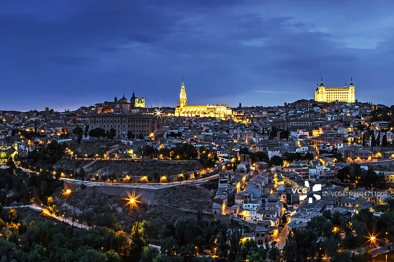 蓝色时刻的托莱多古城（卡斯蒂利亚-拉曼查/西班牙）图片素材