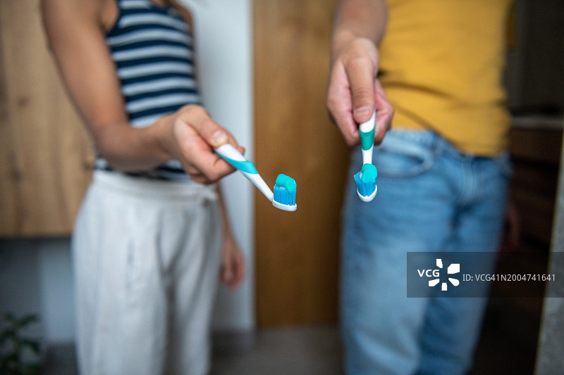 儿童手中的牙刷特写图片素材