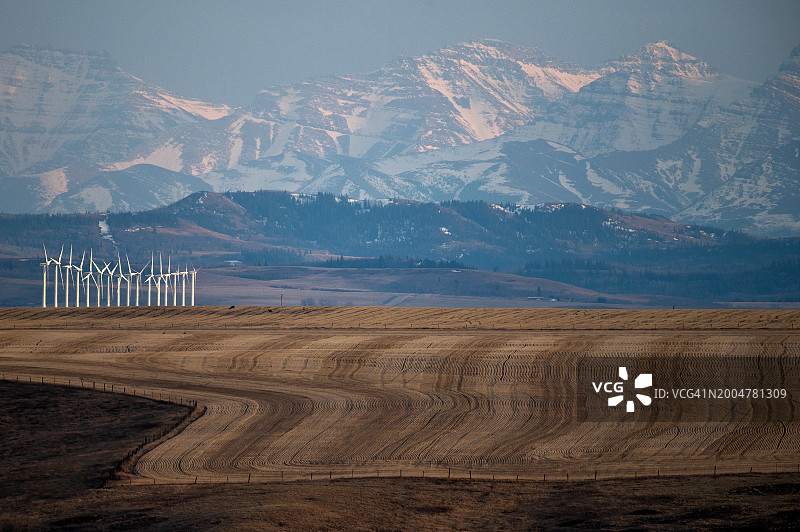 雪山下的风力涡轮机图片素材