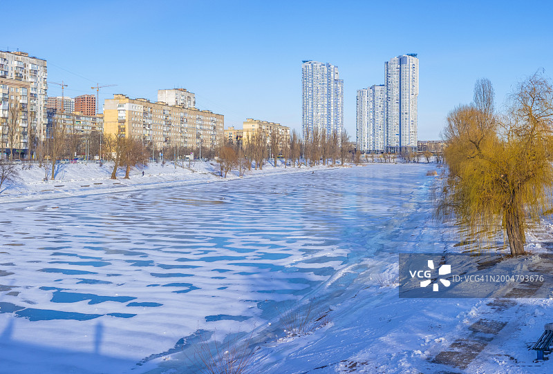 基辅市冬季河道旁的住宅区图片素材