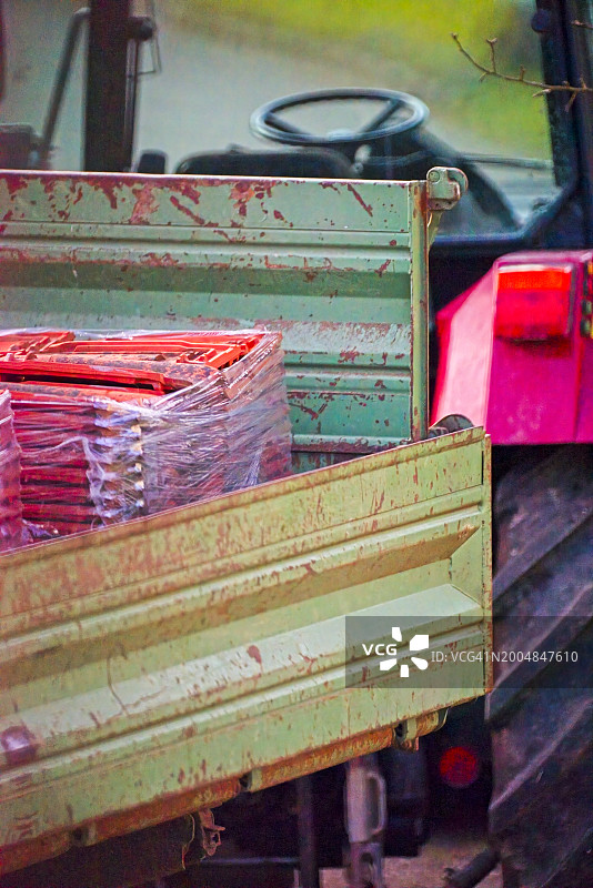 拖拉机后面的车辆拖车图片素材