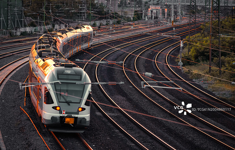 日落时分在布达佩斯行驶的高速列车图片素材