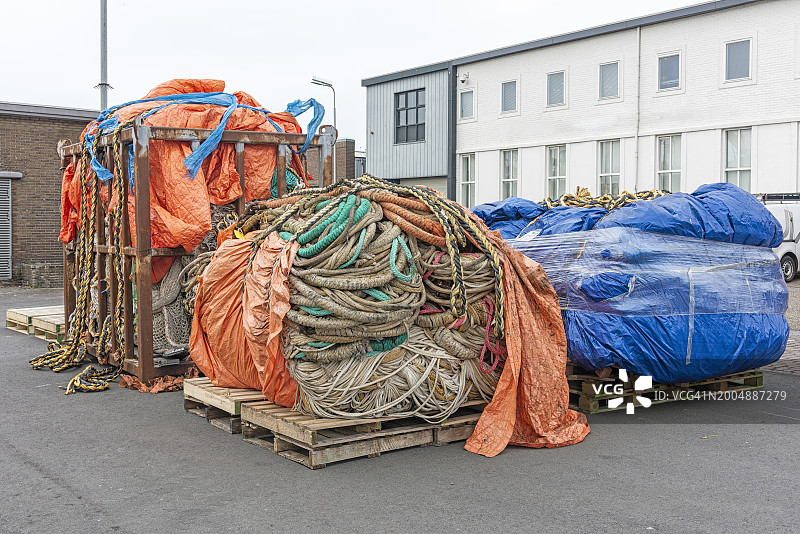 大捆渔网和绳索图片素材