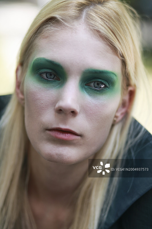 年轻女性创意妆容图片素材