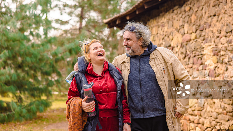 中年妇女与丈夫在自然中散步时欢笑图片素材