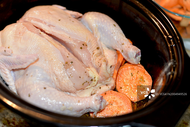 慢炖锅里的整鸡图片素材