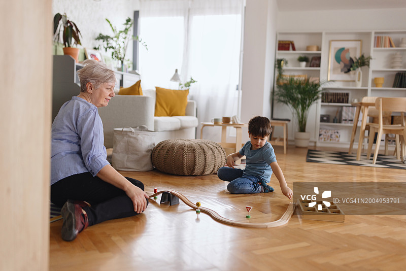 祖母与孙子玩耍图片素材