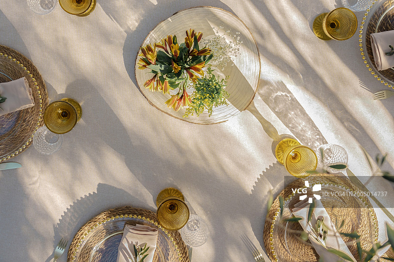 准备好在花园野餐的桌子图片素材