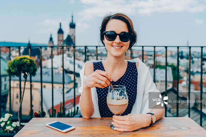 在餐厅里吃甜点的女人图片素材