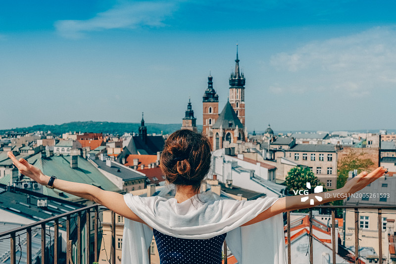 女人在屋顶露台欣赏克拉科夫图片素材