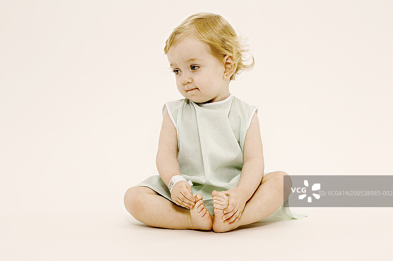 女幼儿（13-16个月大），坐着，穿着医院病号服图片素材