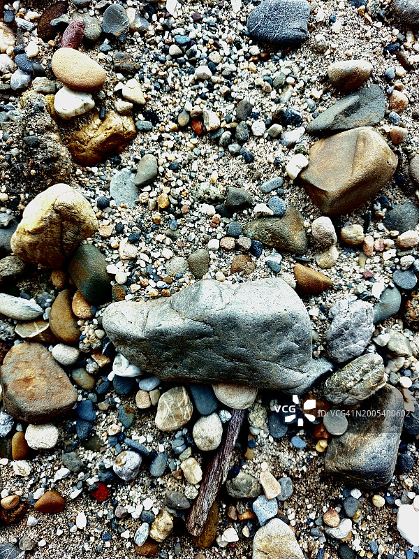 其他小河石中的一块大石头图片素材