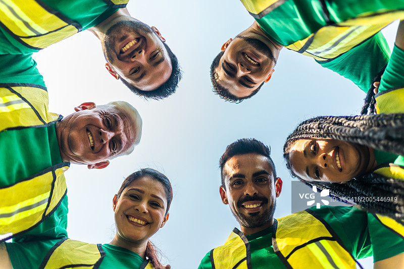 一起在户外工作的回收人员肖像图片素材