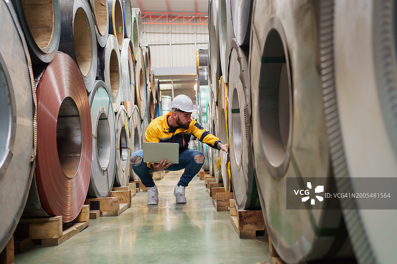技术工程师检查金属钢排设备图片素材