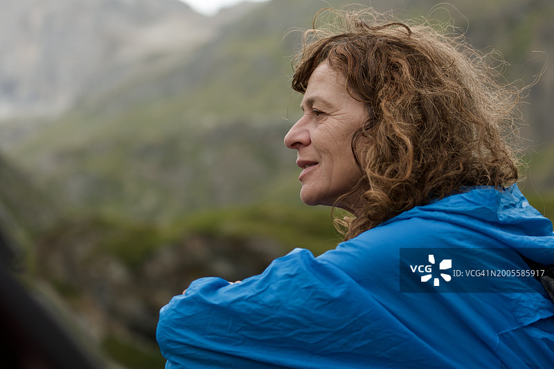 阿尔卑斯山上的女人肖像图片素材