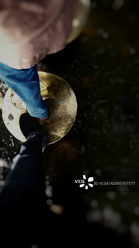 在民丹岛海滩度假的情侣足部特写图片素材