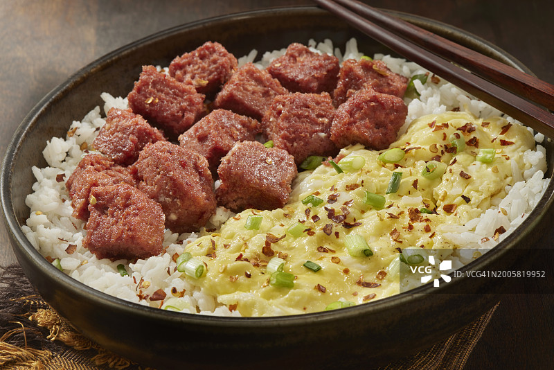 炸腌牛肉配炒鸡蛋和米饭图片素材