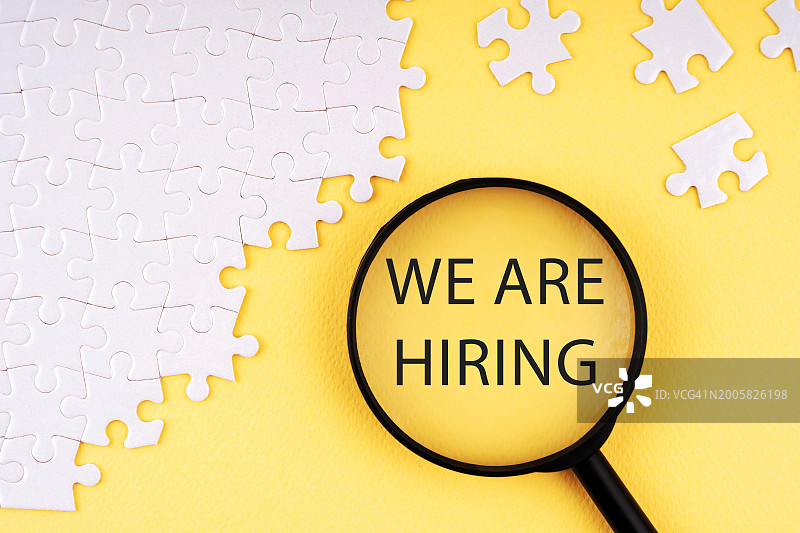 拼图和放大镜与文本招聘图片素材