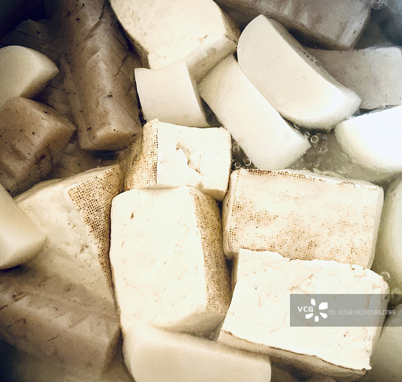 锅里的豆腐、萝卜和魔芋图片素材