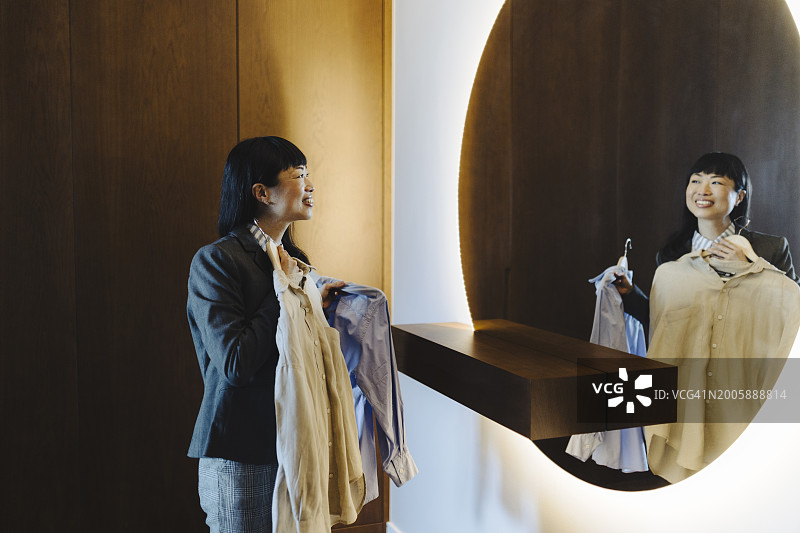 女商人为工作挑选服装图片素材