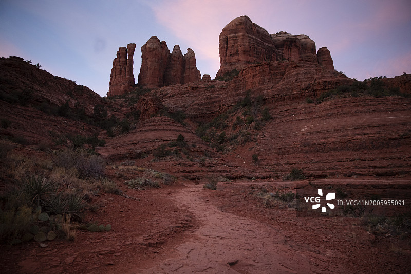 一名骑自行车的人骑着配备露营装备的砾石公路自行车，从弗拉格斯塔夫到菲尼克斯，途经塞多纳和亚利桑那州黑峡谷图片素材