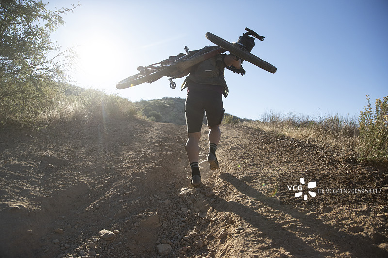 一名骑自行车的人骑着配备露营装备的砾石公路自行车，从弗拉格斯塔夫到菲尼克斯，途经塞多纳和亚利桑那州黑峡谷图片素材
