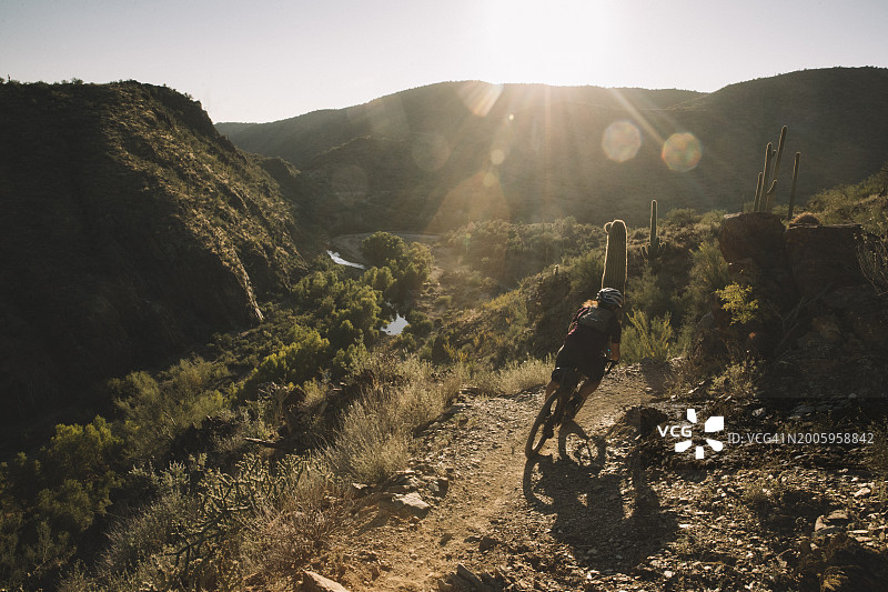 一名骑自行车的人骑着配备露营装备的砾石公路自行车，从弗拉格斯塔夫到菲尼克斯，途经塞多纳和亚利桑那州黑峡谷图片素材
