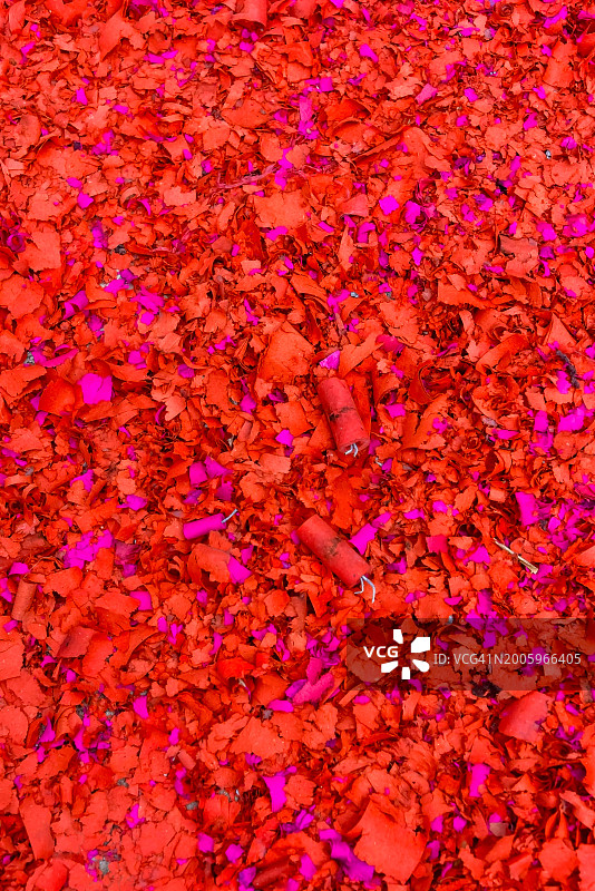 洒落一地的红粉色爆竹图片素材