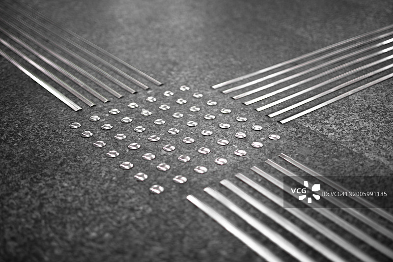 无障碍金属盲道特写图片素材