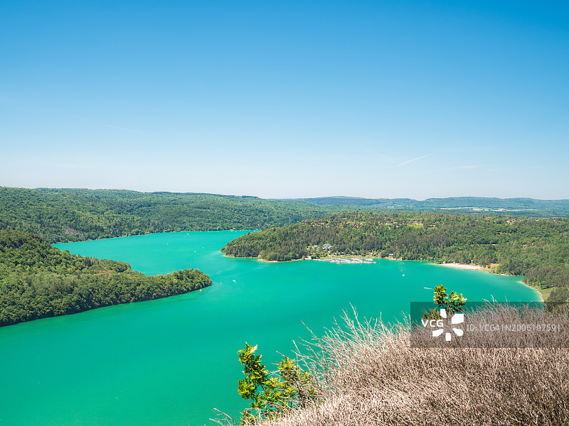 法国东部沃格兰湖绿松石色湖水高视角景色图片素材