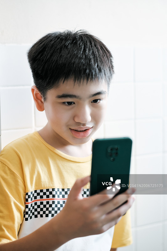 儿童在科技中成长图片素材