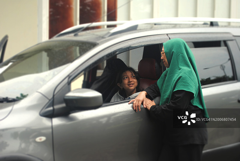 家庭和他们的车辆图片素材