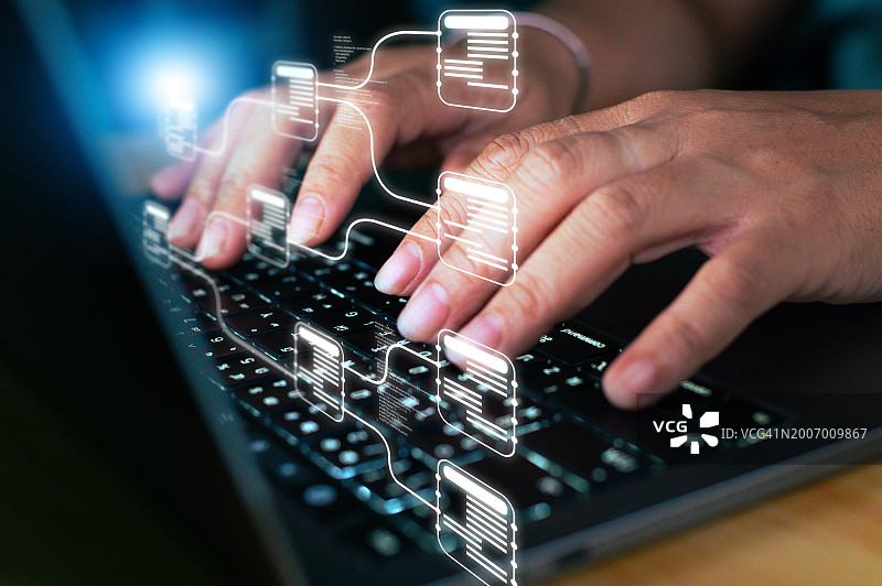 数据流程图全息影像与使用笔记本电脑的女人：计算机、人工智能、互联网和技术概念图片素材