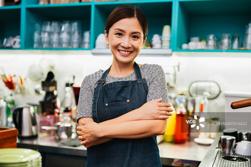 笑容满面的成功咖啡店女店主图片素材