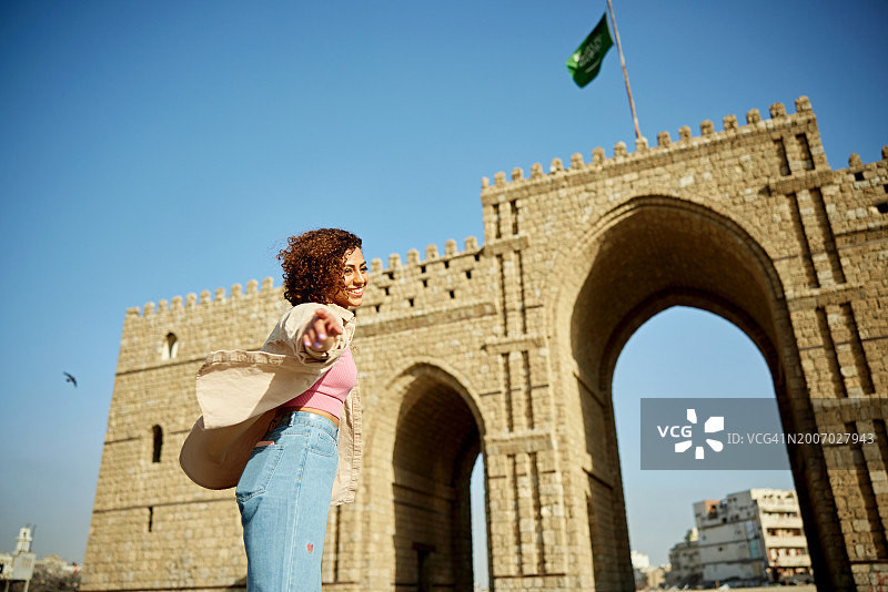 在吉达巴布麦加参观的沙特年轻女性图片素材