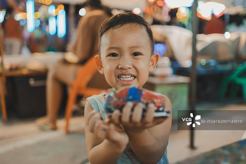 男孩喜欢在石膏娃娃上涂色图片素材
