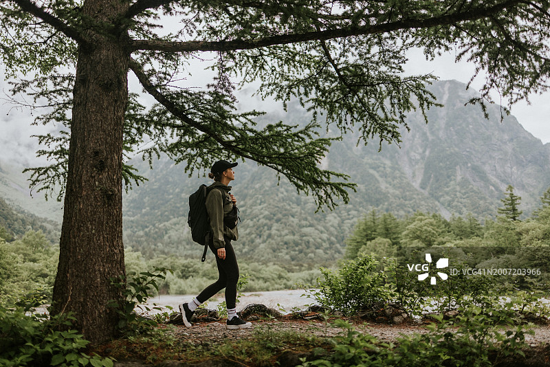 独自徒步的女性：在穗高岳旁徒步图片素材
