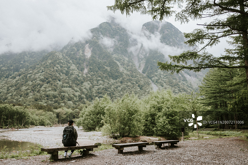 独自徒步的女性欣赏穗高岳山景图片素材