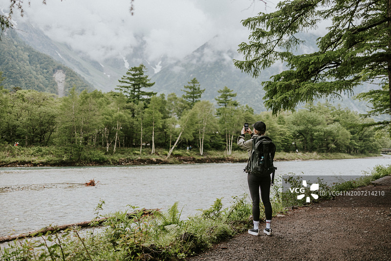 独自徒步的女性拍摄穗高岳图片素材