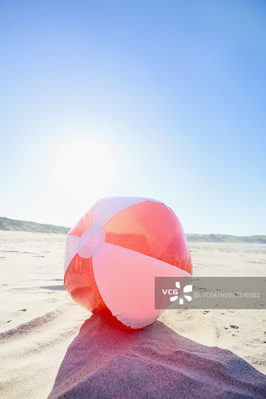 海滩上的充气球与蓝天图片素材