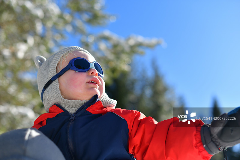 戴着太阳镜和帽子的幼儿在户外散步的肖像图片素材
