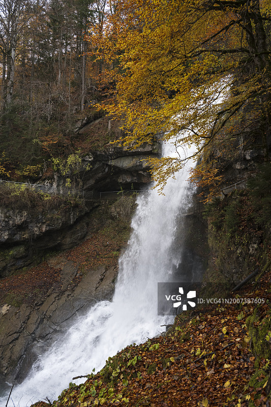 秋季布里恩茨吉斯巴赫瀑布图片素材