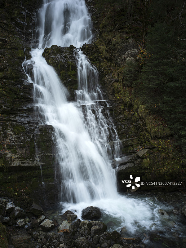 秋季布里恩茨吉斯巴赫瀑布图片素材