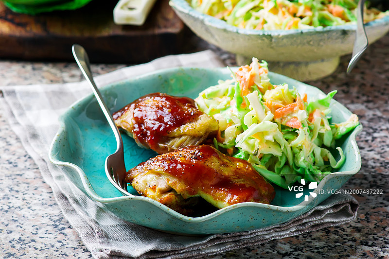 微波炉烤鸡配凉拌卷心菜图片素材