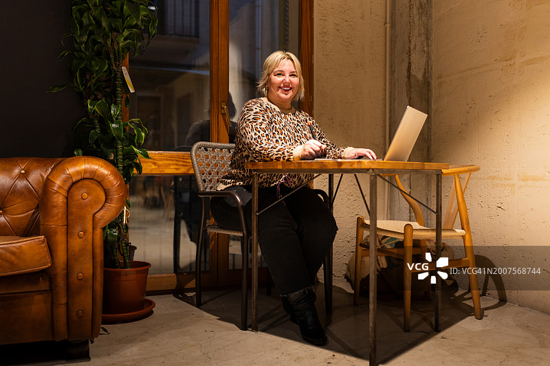 在家用笔记本电脑工作的自由职业者的人物肖像图片素材