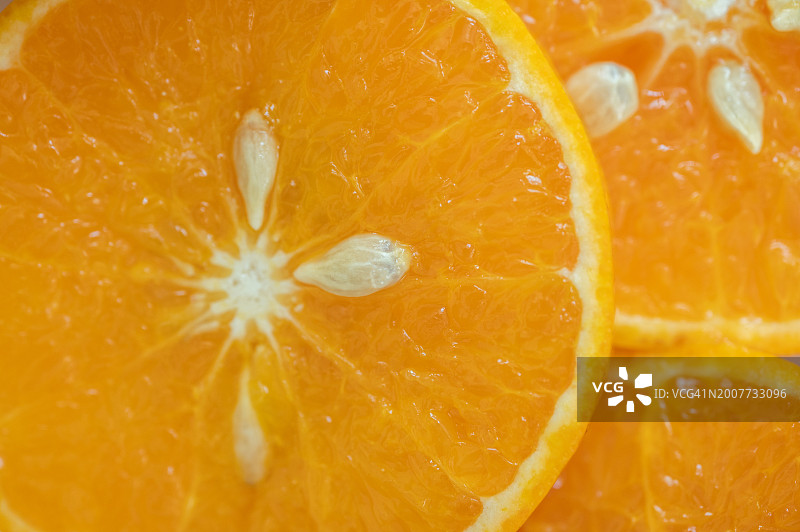 橙子切半后的橙色表面特写图片素材